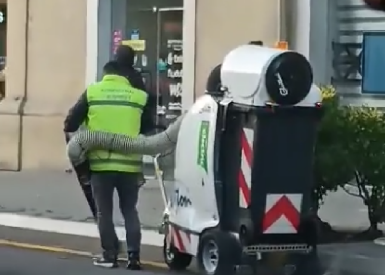 Küçələri təmizləmək üçün Bakıya yeni qurğu gətirildi - VİDEO