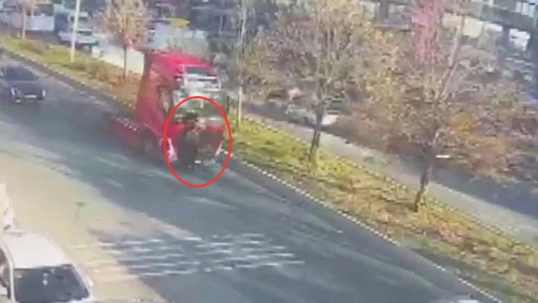 Türkiyədə yük maşını tərəfindən vurulan skuter sürücüsü öldü - VİDEO