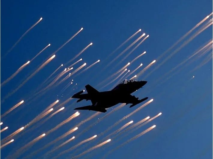 Vyetnamda döyüş təyyarəsi qəzaya uğrayıb: Pilotlar itkin düşüb