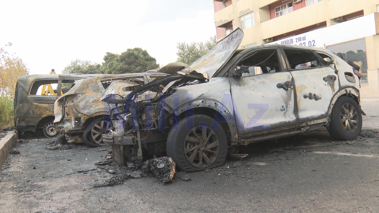 Bakıda bahalı avtomobillər yanaraq kül oldu - FOTO