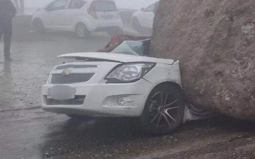 Özbəkistanda avtomobilin üzərinə qaya parçasının düşməsi nəticəsində 3 nəfər ölüb