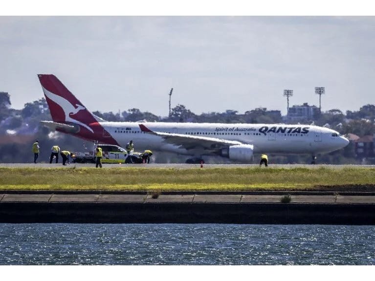 Hava limanında çaxnaşma: Sərnişin təyyarəsi təcili eniş etdi, eniş zolağında yanğın çıxdı!