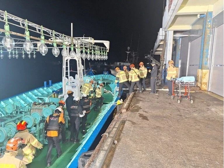 Cənubi Koreyada 27 nəfərin olduğu qayıq batıb: 2 nəfər ölüb, 12 nəfər itkin düşüb 