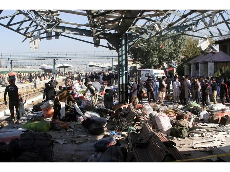 Pakistanda qatar stansiyasında dəhşətli partlayış: Ən azı 26 nəfər öldü