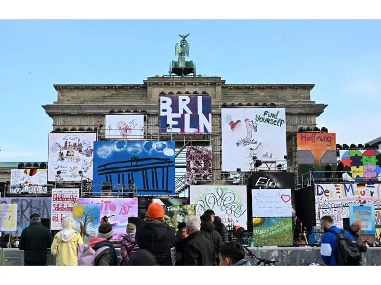 Bu, Soyuq Müharibənin simvolu idi: Berlin Divarının yıxılmasından 35 il keçdi