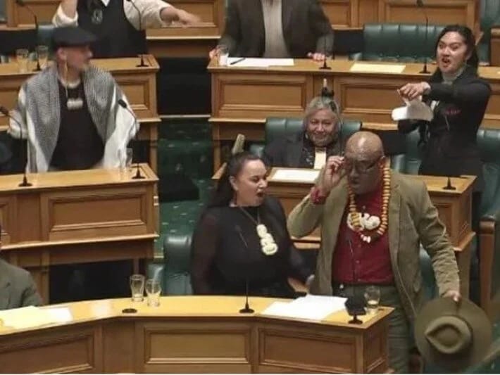 Yeni Zelandiya Parlamenti qarışdı!