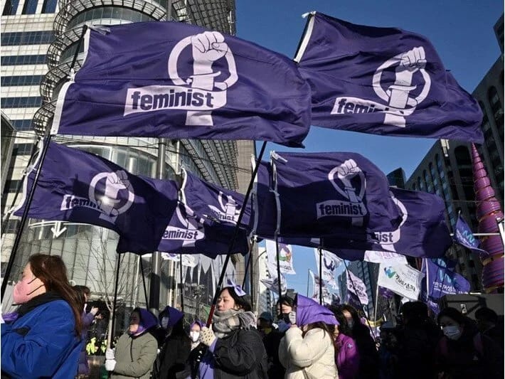 4B hərəkatı Cənubi Koreyada ortaya çıxdı, ABŞ-da yüksəldi