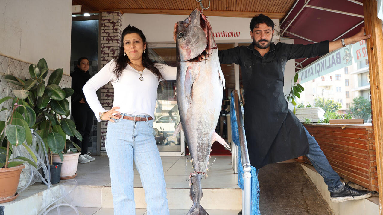 Türkiyəli balıqçının tutduğu balıq heyrətə gətirdi - İnsan boydadır - FOTO