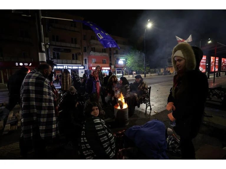 Qonşuda seçki gərginliyi: Paytaxtda yolu bağlayıb, çadırlar qurublar 