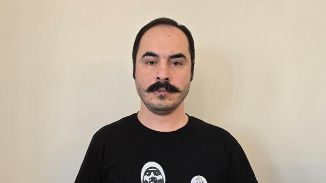 İranda bir fəal siyasi məhbusların azad edilməsini tələb etmək üçün dodaqlarını bir-birinə tikib