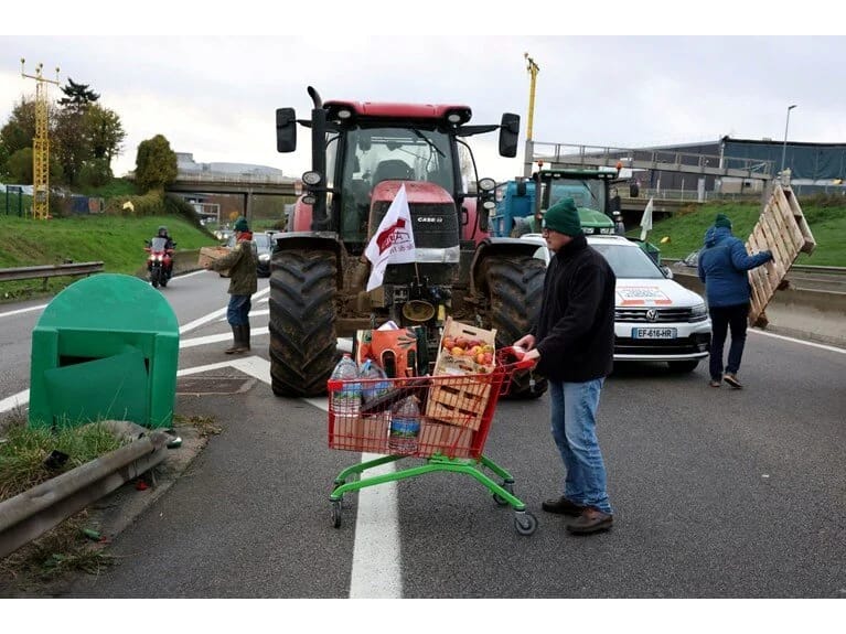 Fransız fermerlər yenidən etiraz etmək qərarına gəldilər: Konvoylar Parisə gedir