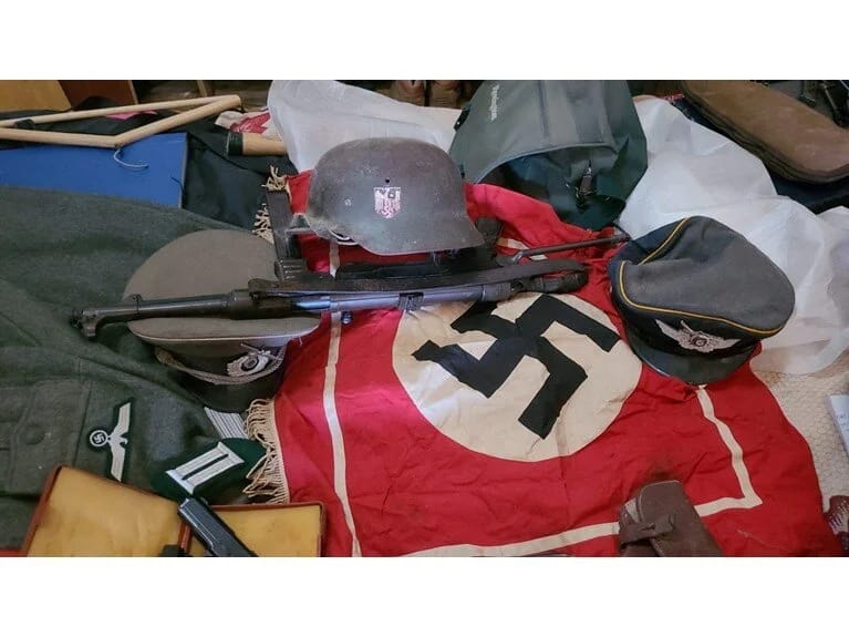 Şok polis basqını! Evində nasist arsenalı tapıldı