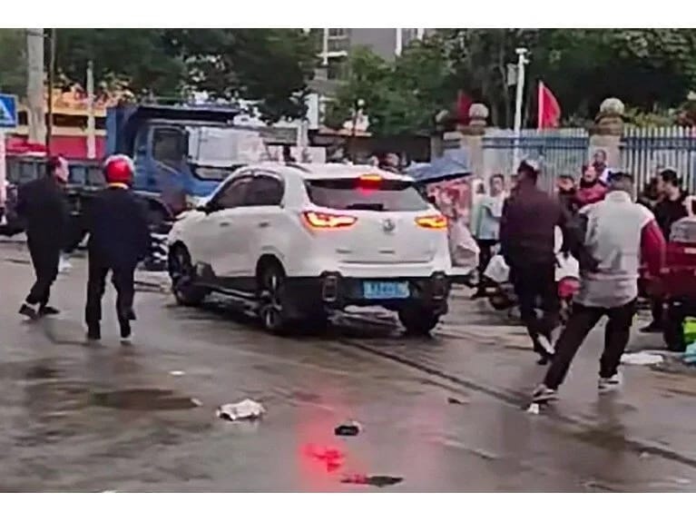 Çində məktəb qarşısında fəlakət: Maşın kütlənin içinə sürdü 