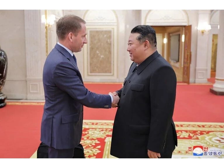 Dünyanı qorxudan ittifaq: Rusiya rəsmiləri Şimali Koreyaya axışır