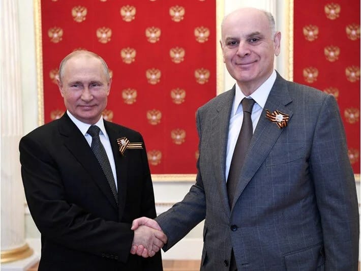 Etirazçılar parlamentə basqın etdilər: Abxaziya lideri istefa verdi 