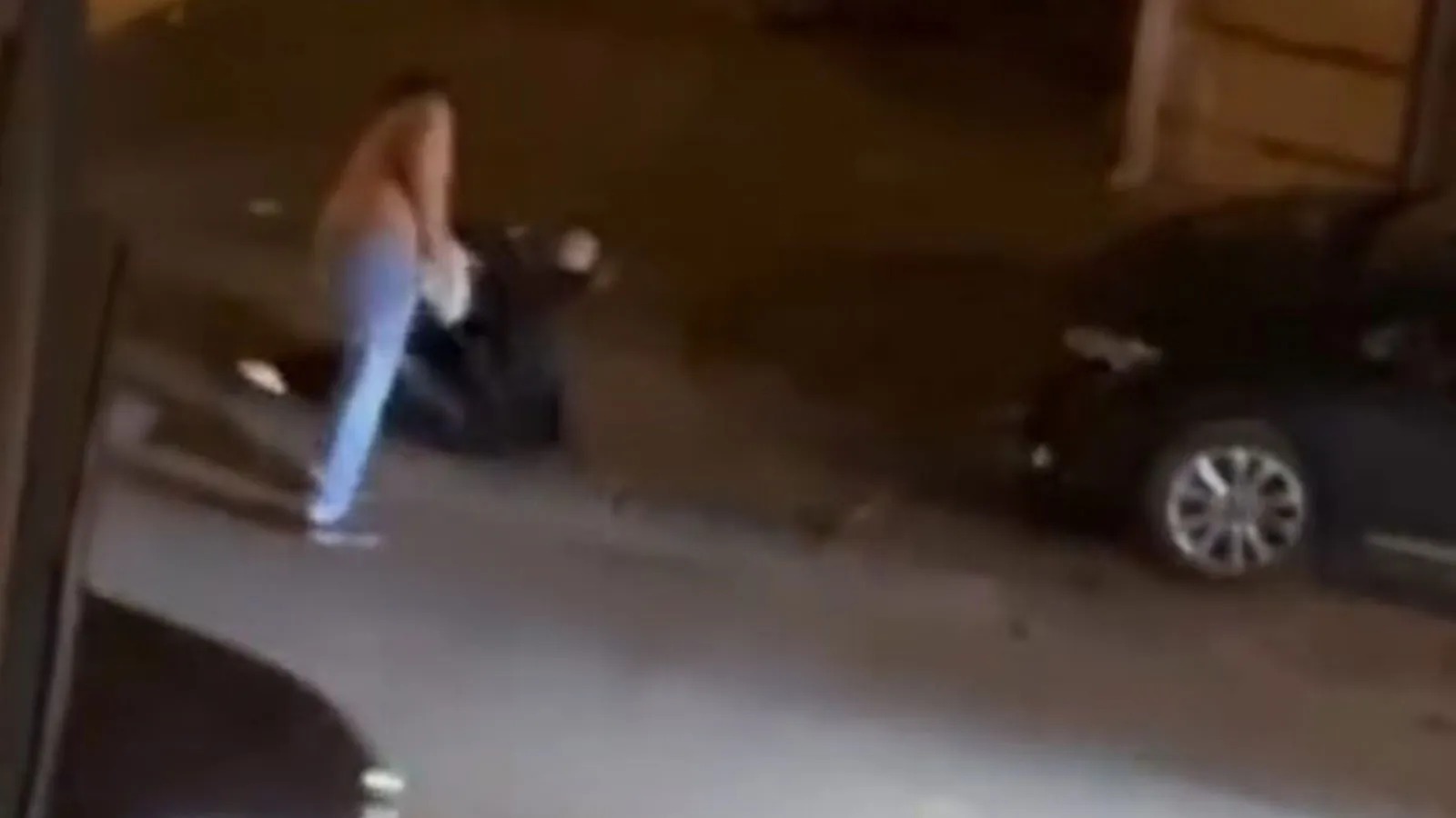 Hamilə qadını küçənin ortasında döydü - VİDEO