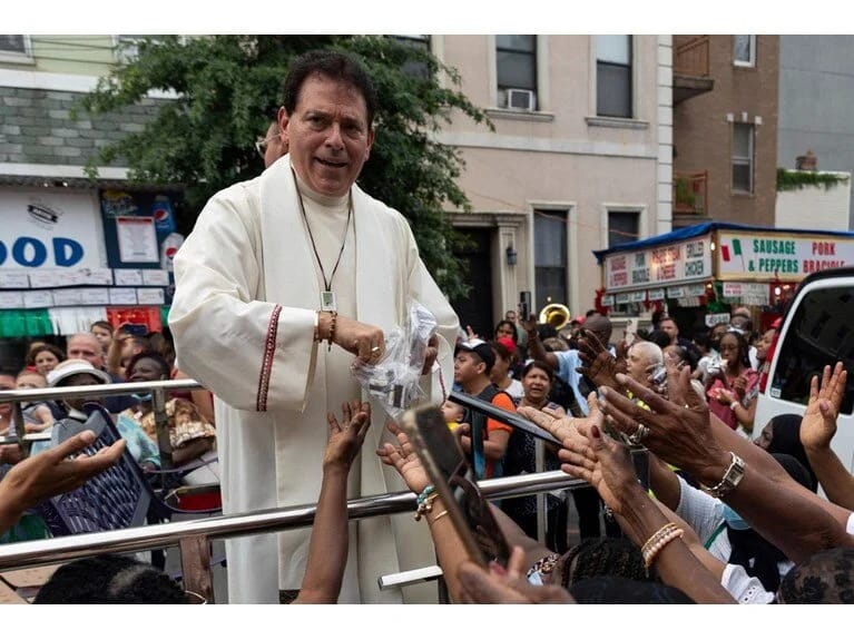 Sabrina Karpenterə video çəkməyə icazə verən keşiş işdən qovulub