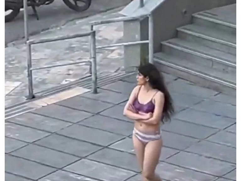 İranlı qadın etiraz etmək üçün soyunub: