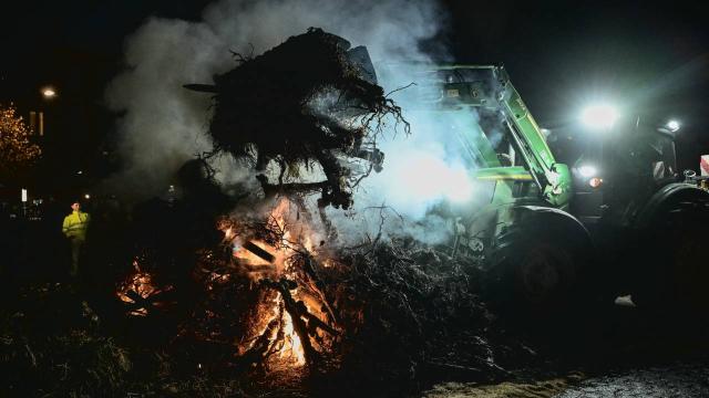 Fransada fermerlər traktorları ilə Bordo limanına girişi bağlayıblar