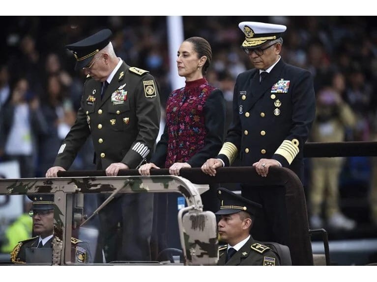 Meksikada ilk qadın liderin təsiri: İnqilabın 114-cü ildönümü qeyd etmələrində rəngli görüntülər