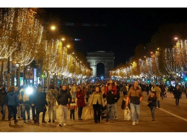 Yeni il həyəcanı dünyanı bürüdü: Parisin ən məşhur küçəsindən rəngli görüntülər!