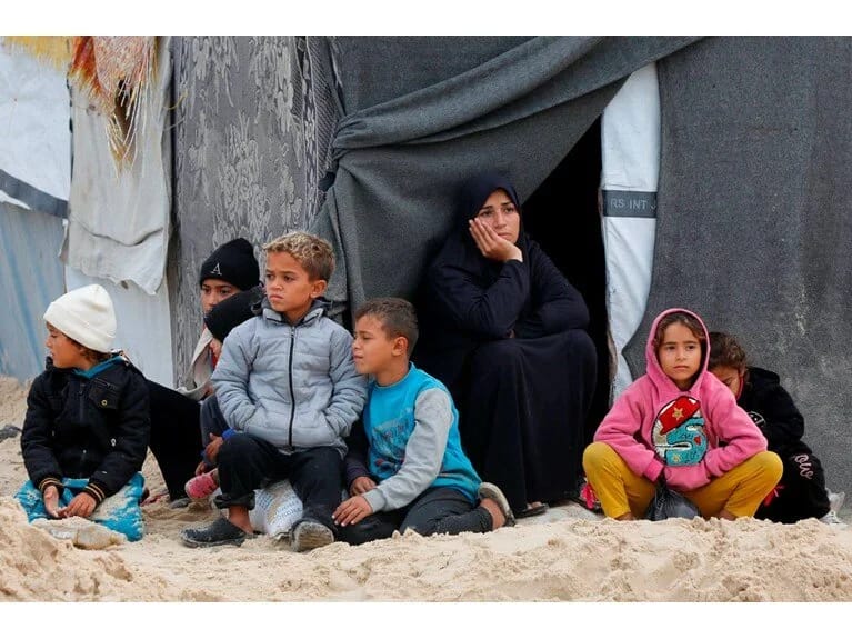 Qəzzada sağ qalmaq uğrunda mübarizə: Fələstinlilərin çadırlarını su basdı 