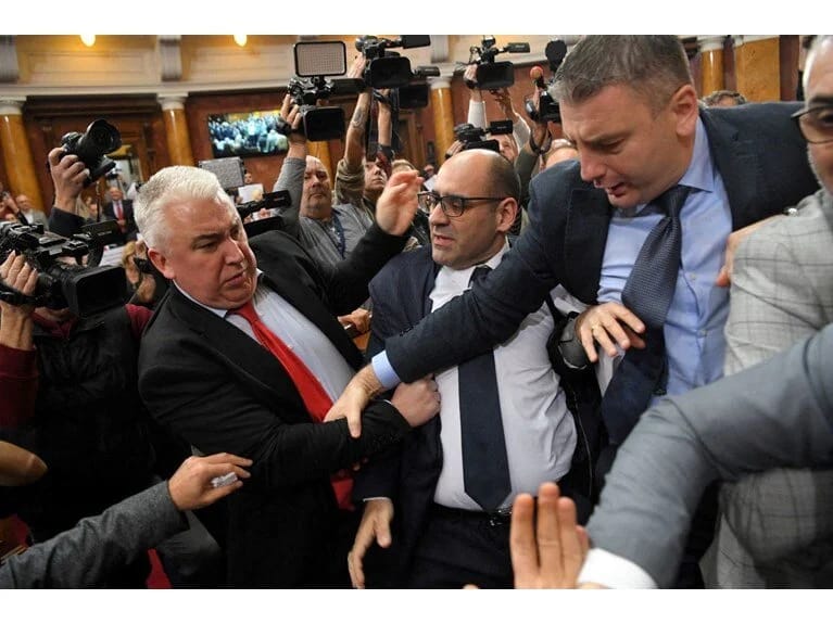 Qatar qəzasından sonra parlamentdə təpik-yumruqlu dava baş verdi