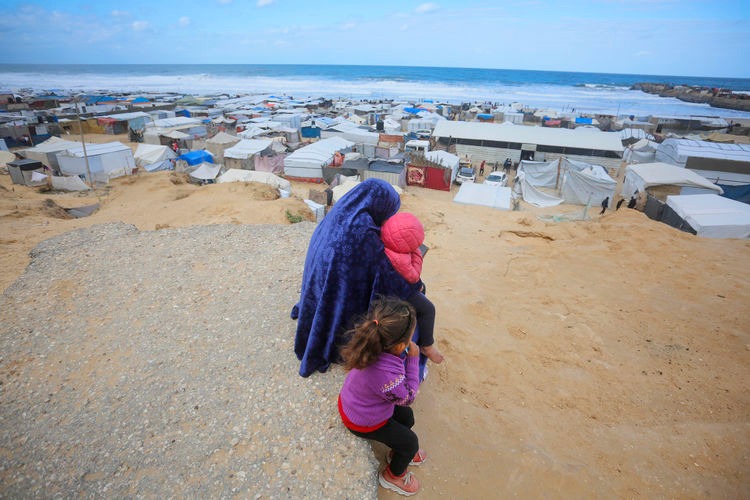 Qəzzada çimərliyə sığınan fələstinlilərin çadırlarını su basdı