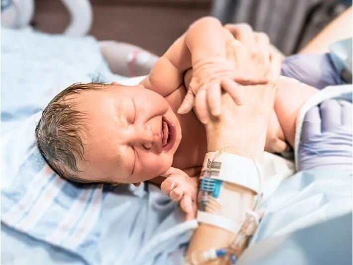 Ölkədə birinci: Doğum edən ən yaşlı qadın oldu