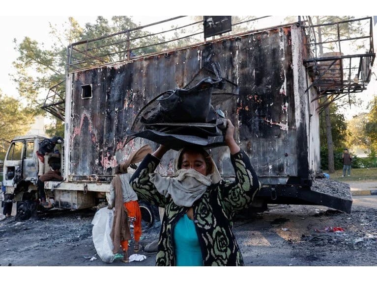 Pakistanda küçələr döyüş meydanıdır: Paytaxtdakı nümayişçilər heç bir qadağanı tanımırdılar!