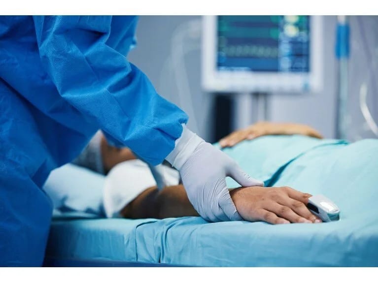 Səkkiz yaşlı xəstəni öldürən həkim qətlləri ört-basdır etmək üçün onların evlərini yandırıb