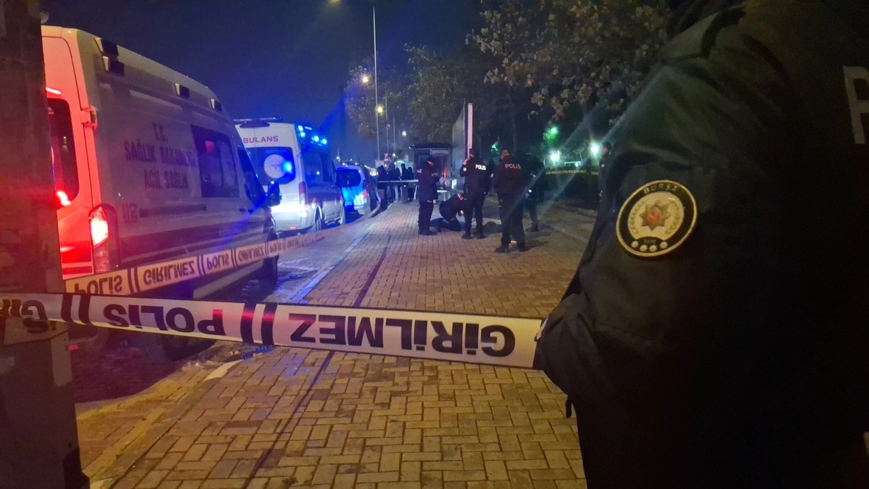 Avtobus gözləyən qadını qətlə yetirib intihar etdi