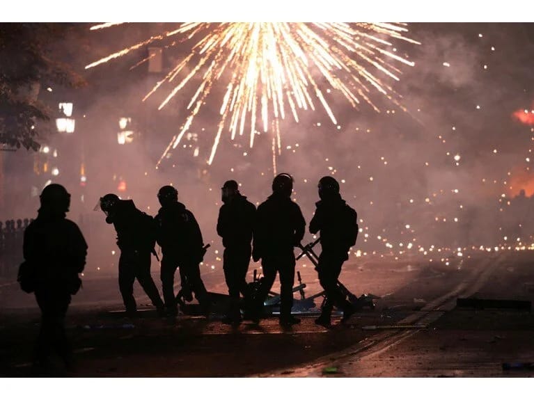 Gürcüstanda nümayişlər davam edir: Etirazçılar parlament binasına fişənglə hücum ediblər