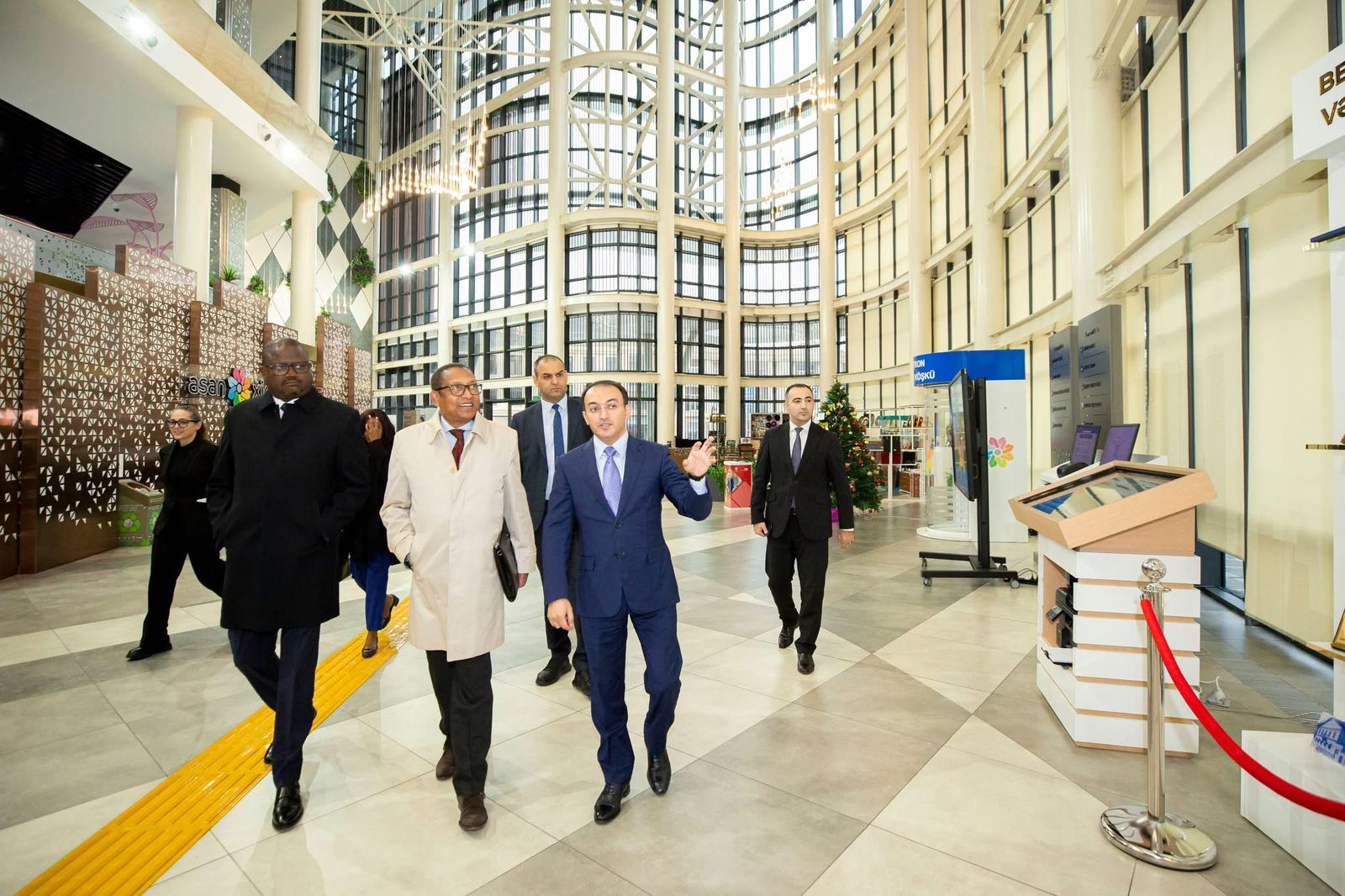 Qvineya-Bisaunun naziri “ASAN xidmət”də