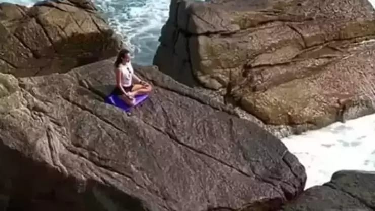 Qayalarda yoqa ilə məşğul olarkən nəhəng dalğalar tərəfindən sürükləndikdən sonra ölüb