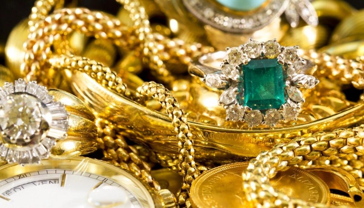 Rektorun qızını aldadıb 57 minlik qızıllarını aldılar - FOTO