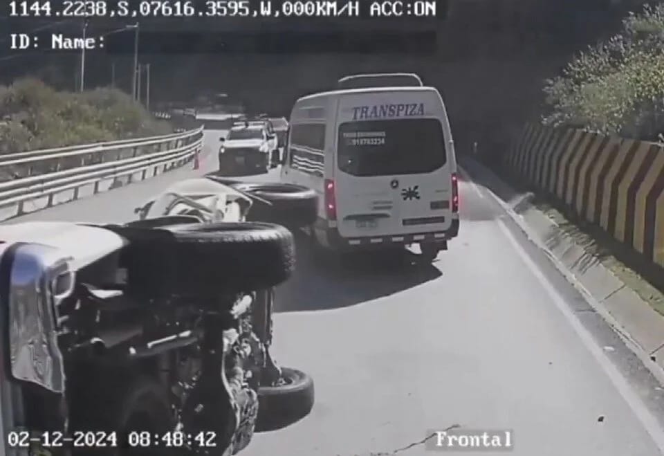 Nəhəng qaya maşının üzərinə düşdü: 2 ölü, 1 yaralı