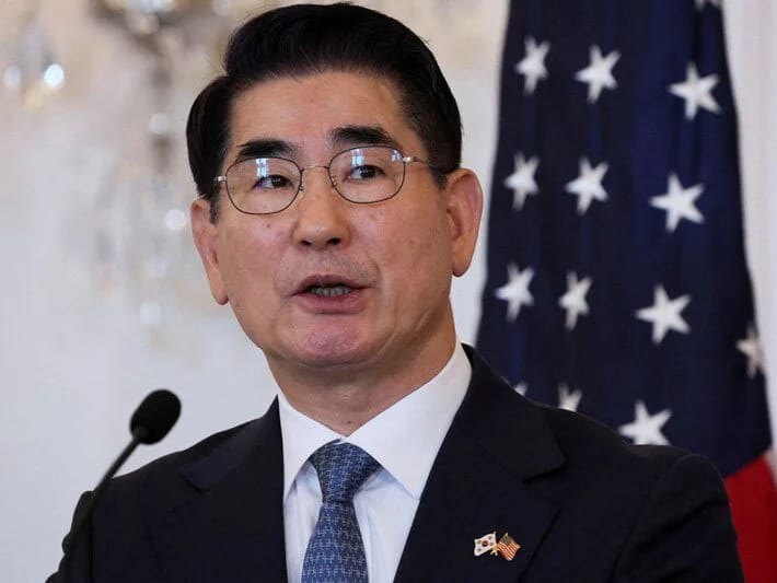 Cənubi Koreyada hərbi vəziyyət elan etməyi təklif edən müdafiə naziri istefa verib
