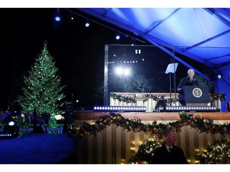 Baydenin son vəzifəsi: Ağ Evdə Milad ağacının işıqlarını yandırdı 