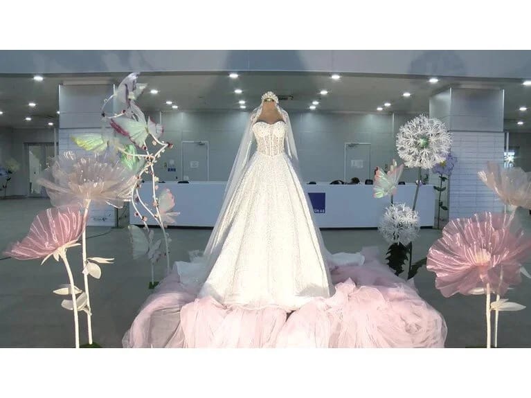 30 kiloqram çəkisi olan gəlinlik 1 milyon dollara satışa çıxarılıb