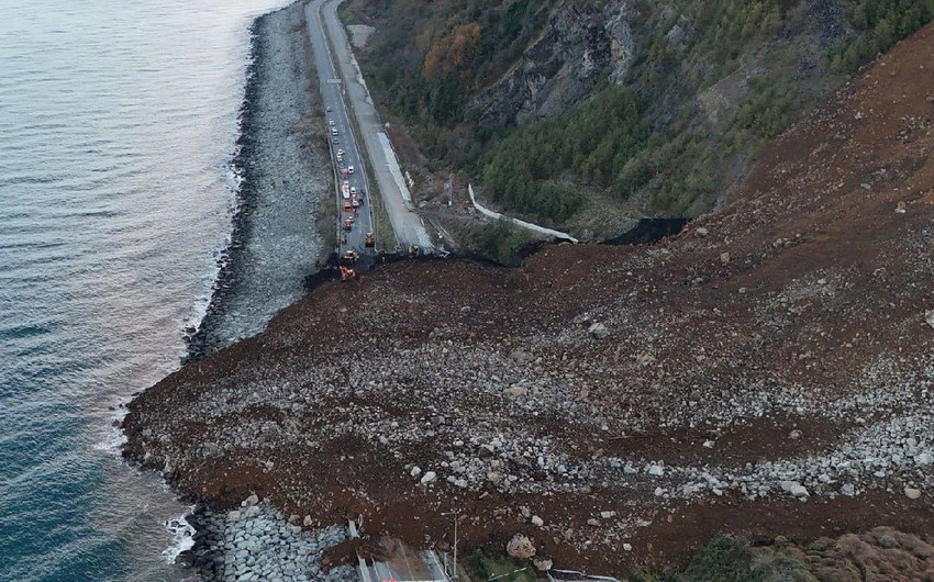 Türkiyənin Gürcüstanla sərhəd bölgəsində torpaq sürüşməsi olub, magistral yol bağlanıb
