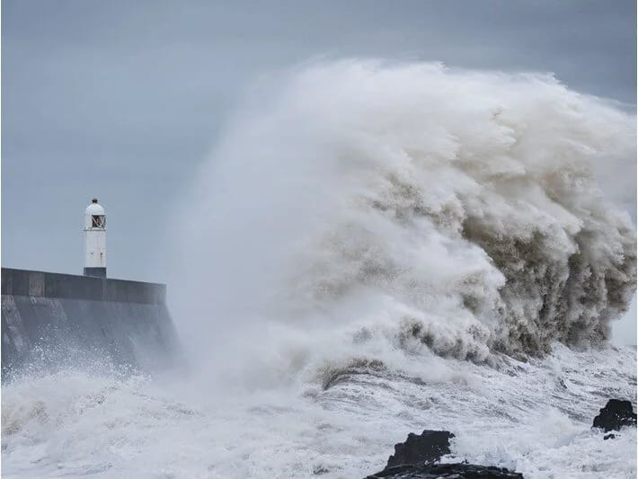 İngiltərədə yüz minlərlə abonent elektrik enerjisindən məhrum qalıb