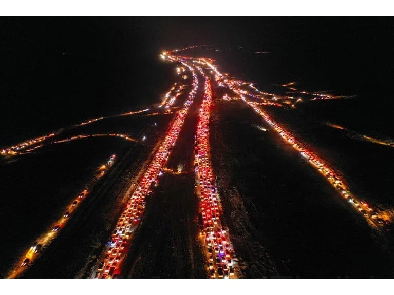 Suriyalılar Dəməşqə gedən yolda: Kilometrlərlə maşın növbəsi var 