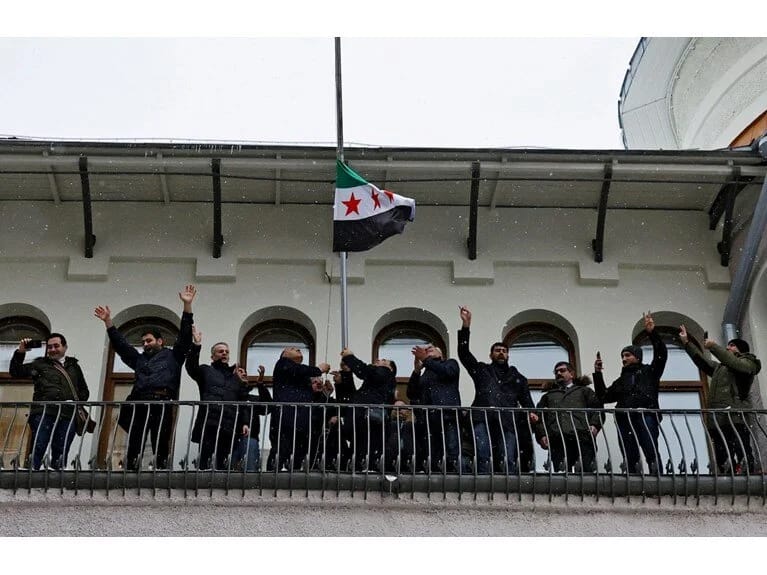 Suriyanın Moskvadakı səfirliyində müxalifətin bayrağı qaldırıldı!