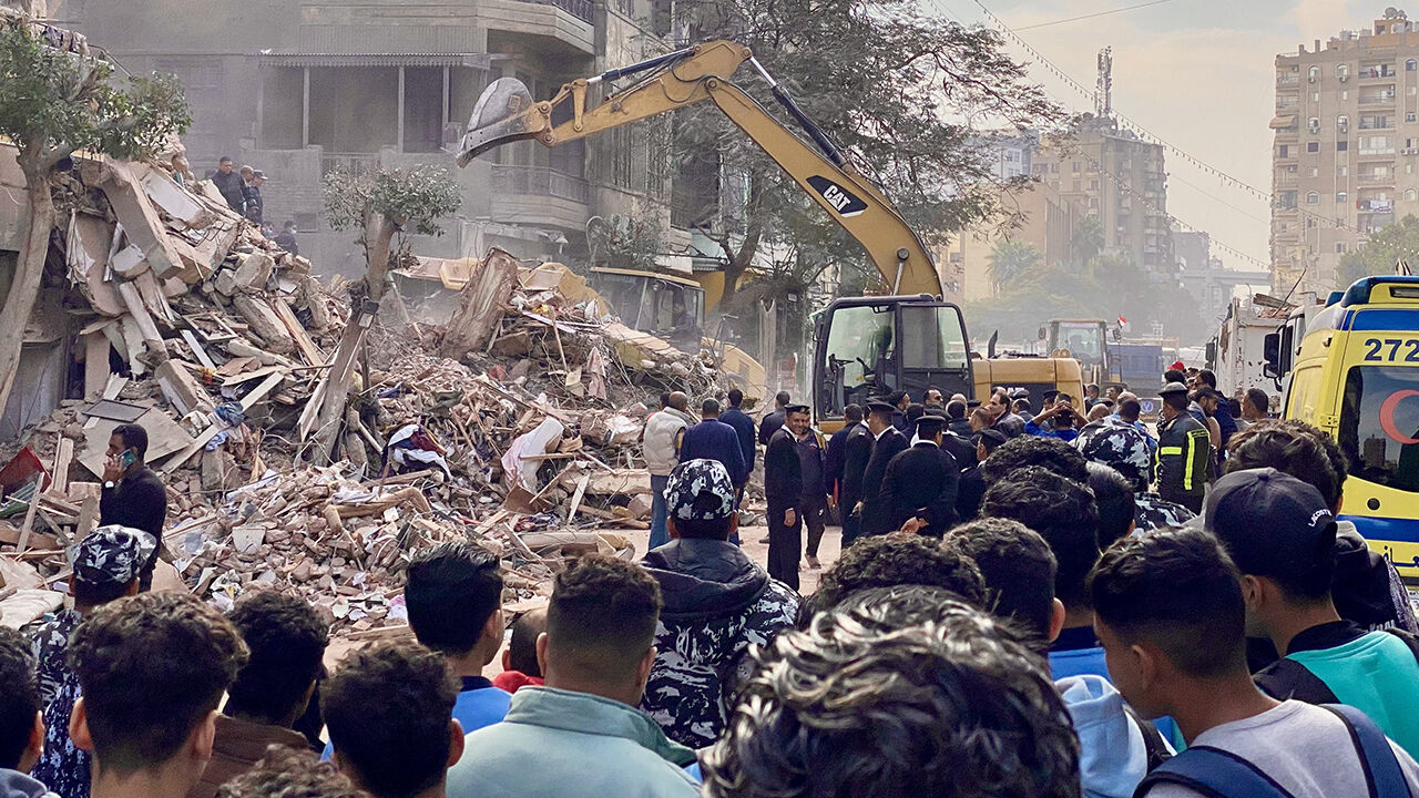 Qahirədə 4 mərtəbəli bina uçdu - Ölən və yaralananlar var