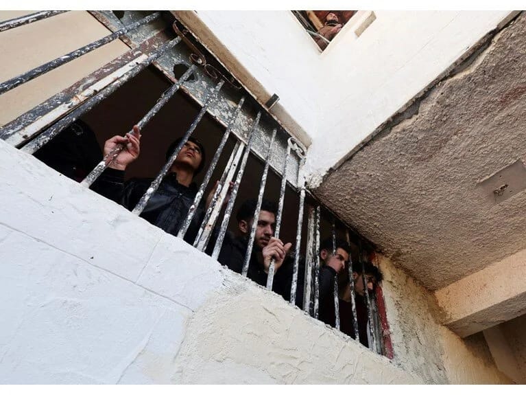 Əsədin “qəssabxanası”da ümidsiz gözləmə: İtkin düşənlərin yaxınları Sednaya haqqında danışıblar