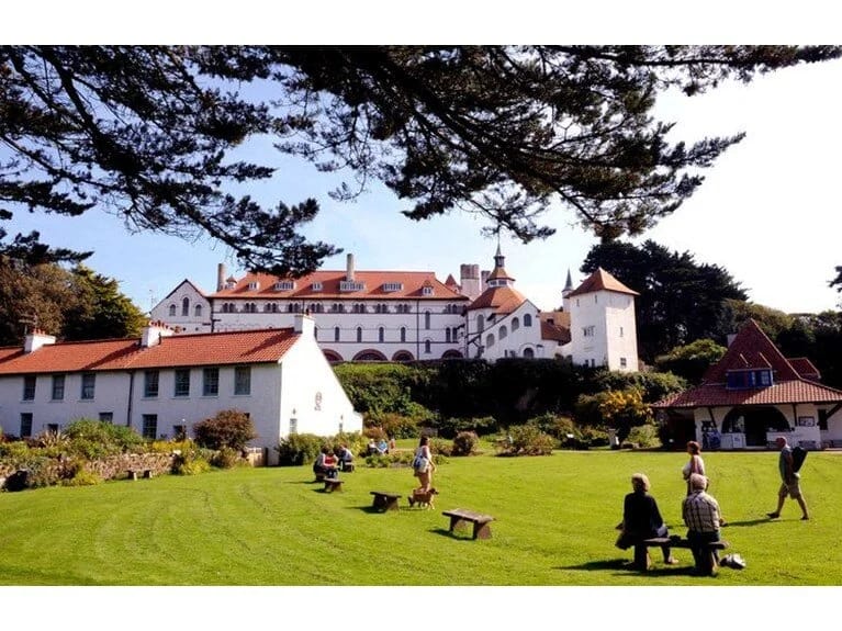 Pedofiliya adası üçün 73 səhifəlik hesabat: Toxunma, selfi yoxdur 