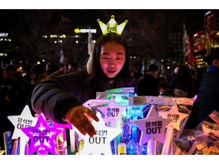 K-pop rəqsləri, qırxılmış başlar və yüngül çubuqlar: Cənubi Koreyada nələr baş verir? 