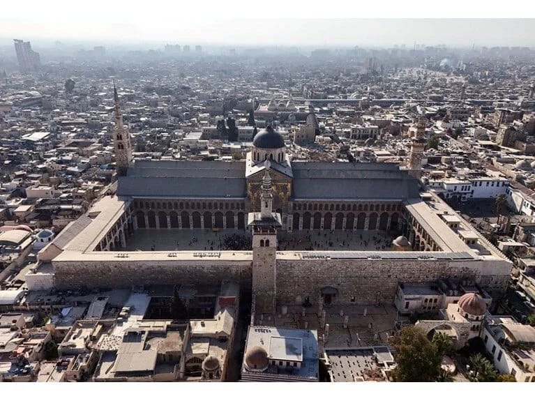 Əsəddən sonra ilk cümə namazı: Suriyalılar Əməvi məscidinə axın etdi