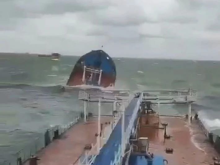 Rusiya neft tankeri ikiyə bölünərək batıb